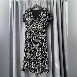 Elegant Black and Gold Leaf Print Dress